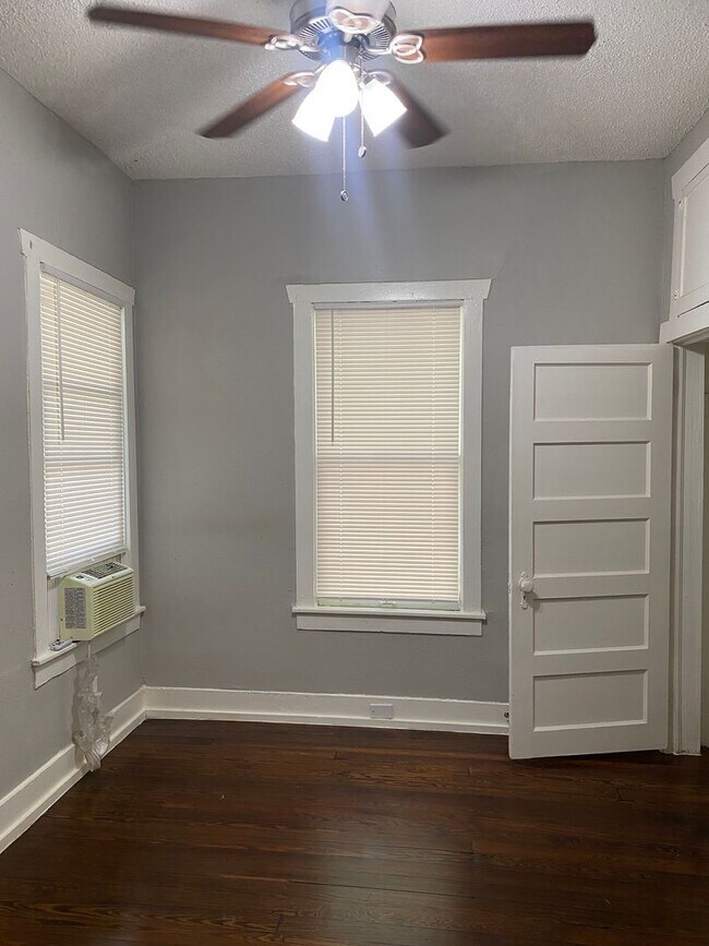 Building Photo - DUNNING DUPLEX