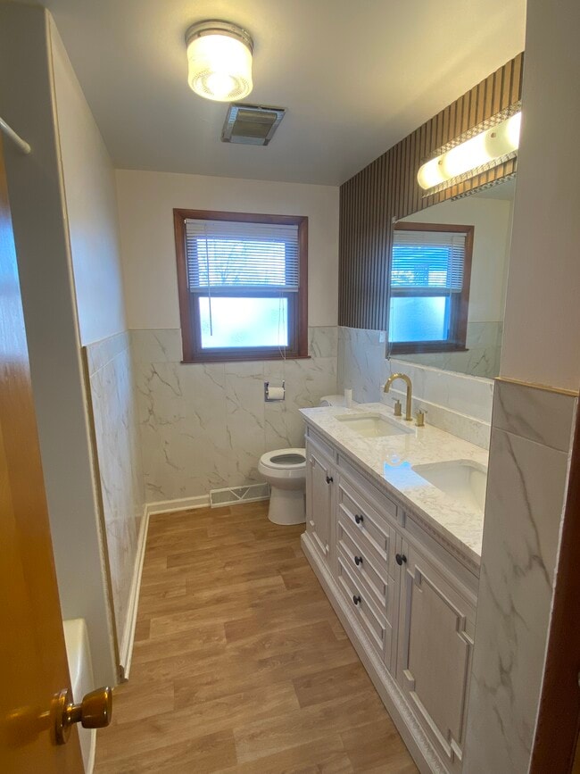 Building Photo - 809 Greenfield Dr