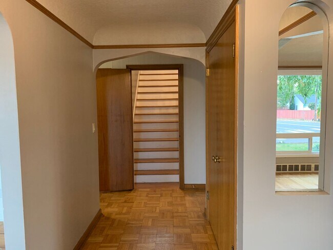 Building Photo - O1100-1106