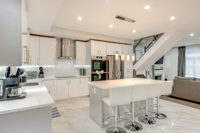 Building Photo - 2135 Rosemont Dr