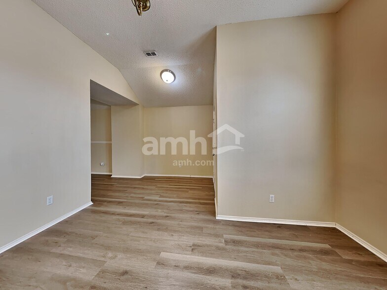 Building Photo - 517 Pinto Ln