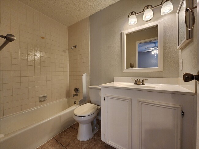 Building Photo - 17742 Kings Park Ln