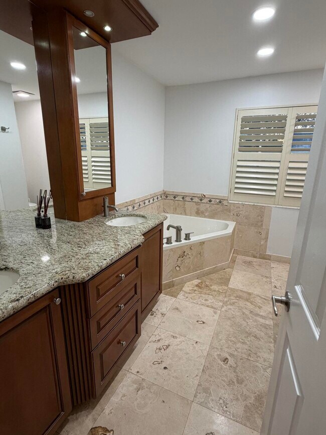 Building Photo - 1343 Lake Breeze Dr