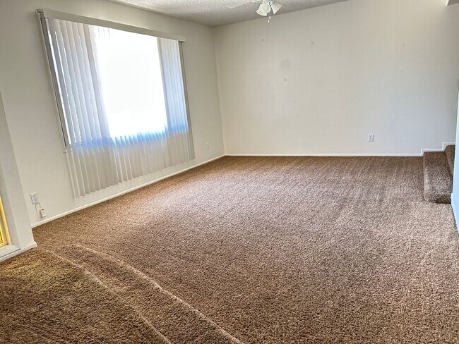 Building Photo - 4 BEDROOM HOME WITH PRIVATE POOL