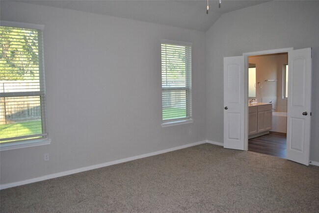 Building Photo - 14131 Lake Lodge Dr