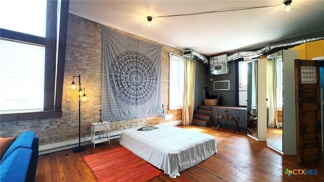 Building Photo - 103 W Walnut St