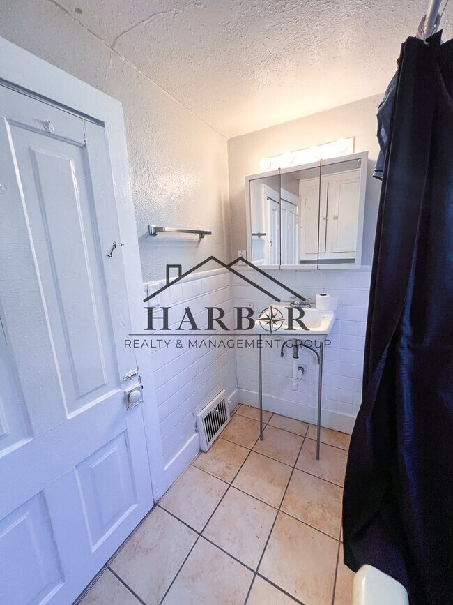 Building Photo - Recently Renovated 2 Bedroom Home!! Special: Half Off First Months Rent