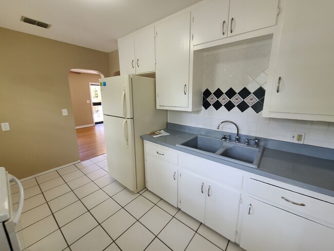 Building Photo - Three Bedroom One Bathroom House