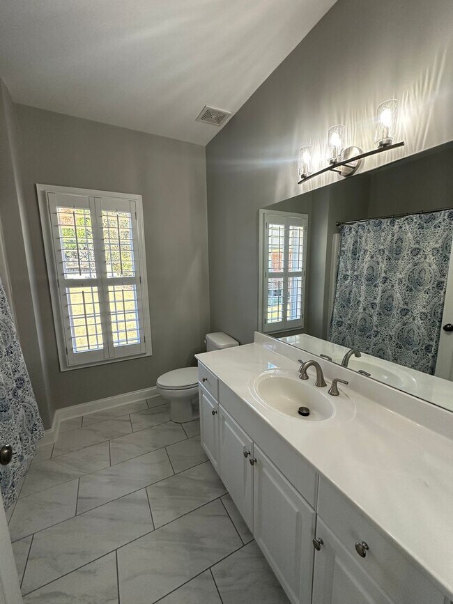 Building Photo - Gorgeous 3 Bedroom Home in the City!