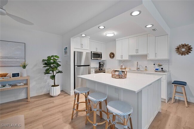 Building Photo - 1950 Gulf Shore Blvd N