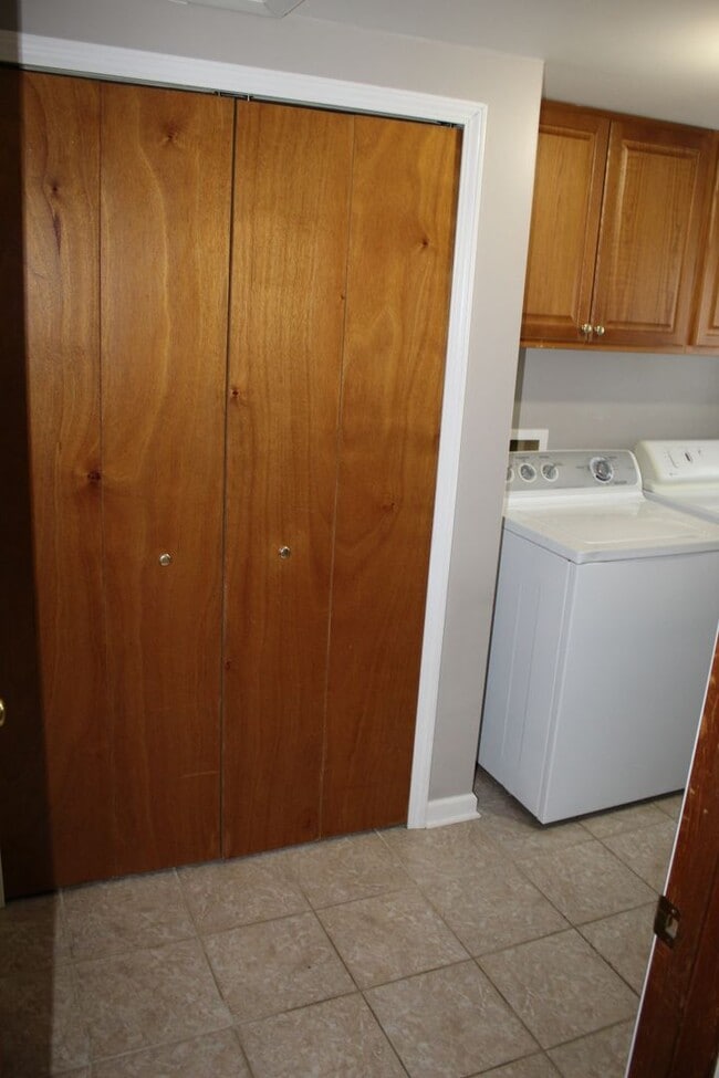 Building Photo - Available Now! 2 Bedroom 1 Bath home in Bu...