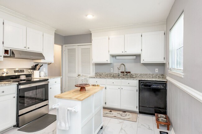 Building Photo - Charming 3-Bedroom Coastal Home in the Hea...