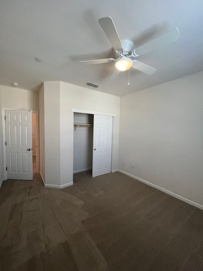 Building Photo - 4 Bedroom Home in Gated Community With Sho...