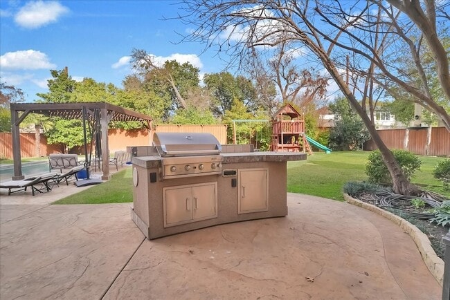 Building Photo - 6807 Lupton Dr