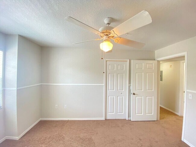 Building Photo - 13917 Fairway Island Dr