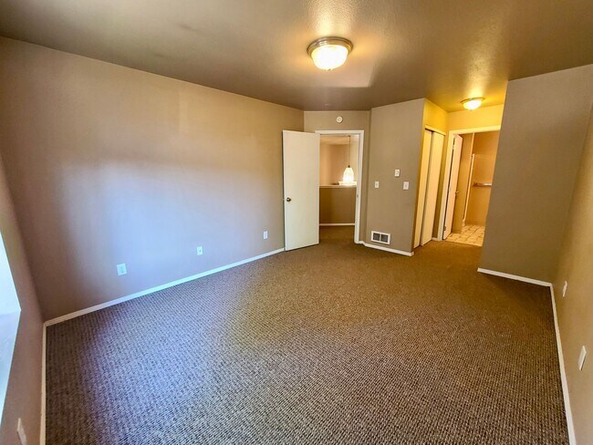 Building Photo - 400 River Ave