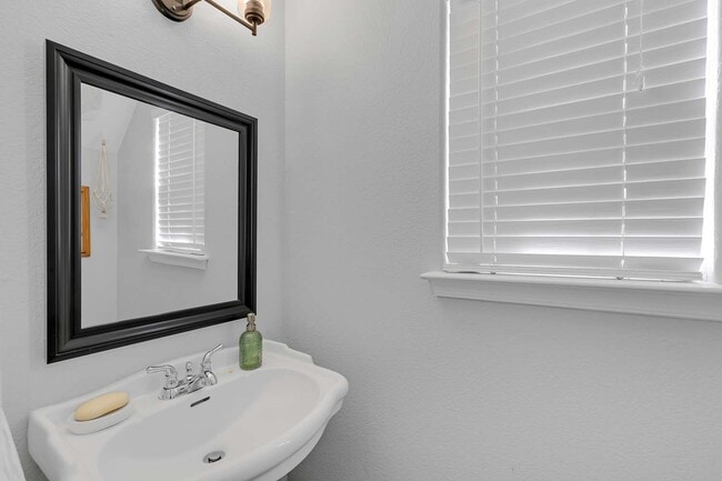 Building Photo - 220 Hinton Ave