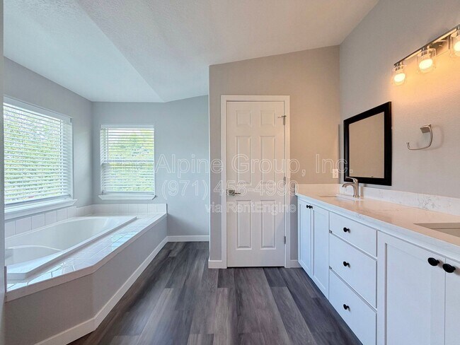 Building Photo - 5847 SW Coventry Pl