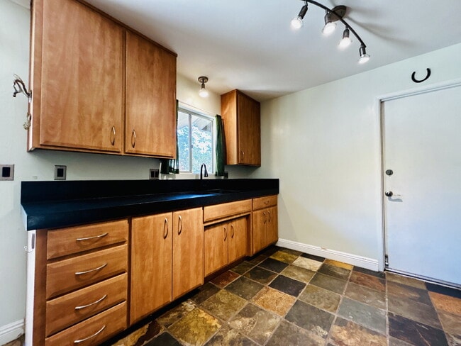 Building Photo - Spacious 2 bd, 2 ba with attached finished garage