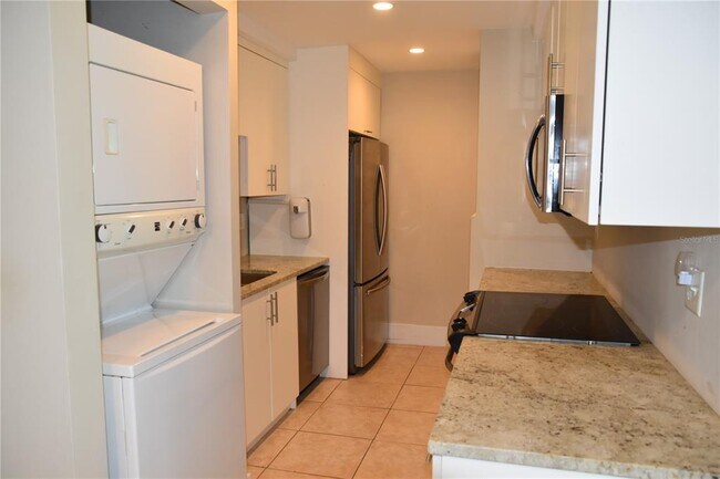 Building Photo - 528 Orange Dr