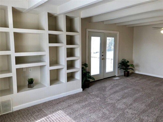 Building Photo - 307 S Mustang Ave