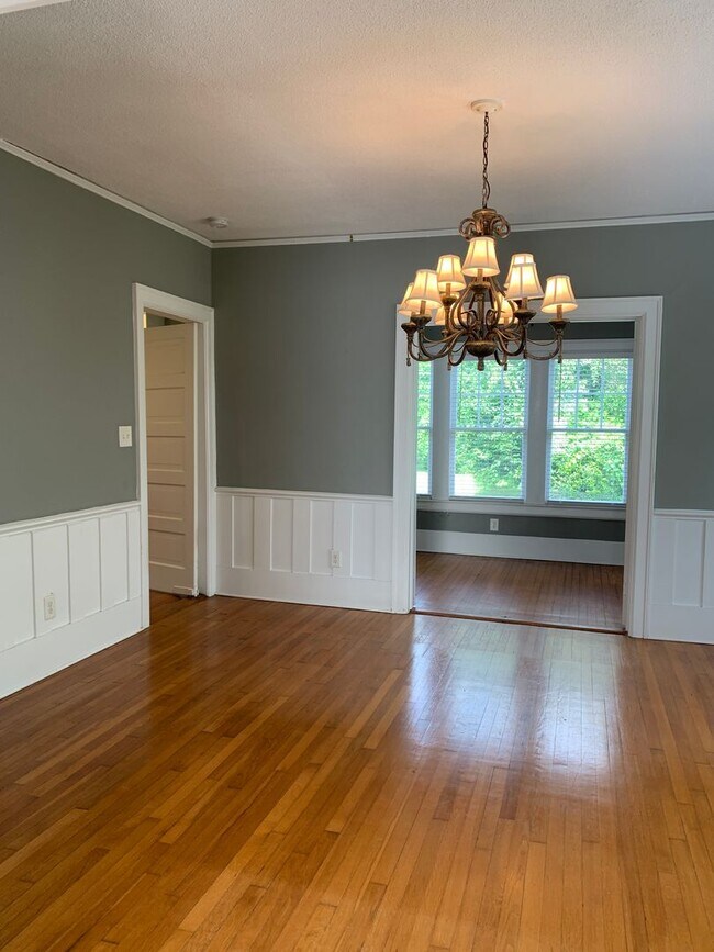 Building Photo - Beautiful Historic 3 Bedroom 2 Bath House on Colonial Drive