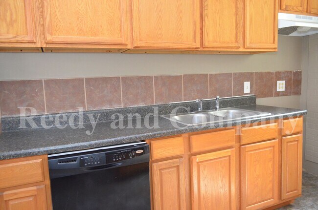 Building Photo - FIRST MONTH FREE; Adorable Duplex in Cross...