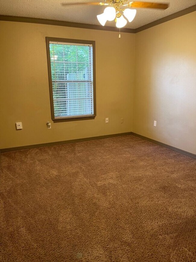 Building Photo - 1702-1704 N. Lewis Ave