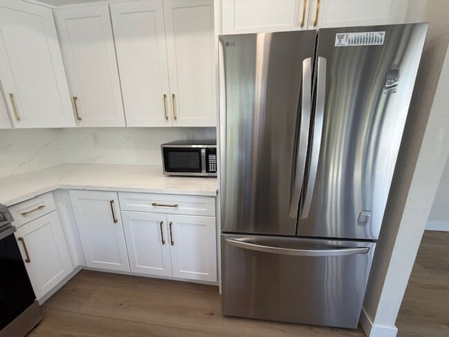 Building Photo - Updated 3 Bedroom Detached Home in Woodbri...