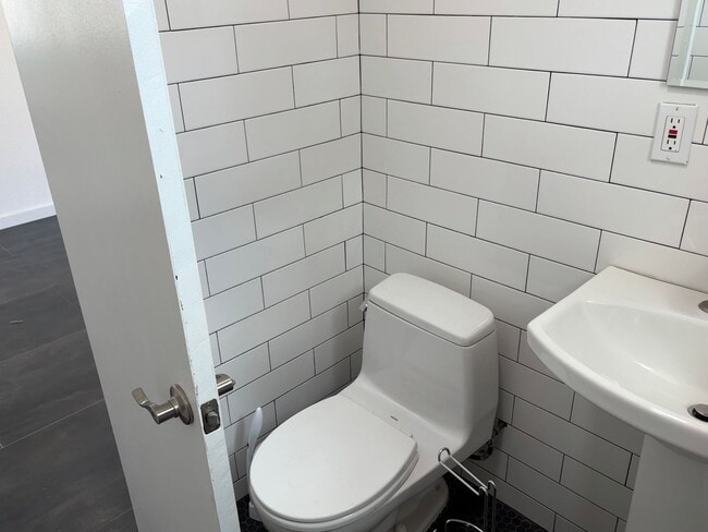 Building Photo - 3 Bedroom 1.5 Bath Modern Farmhouse near J...