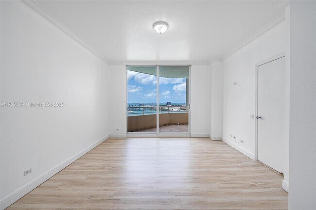 Building Photo - 888 Brickell Key Dr