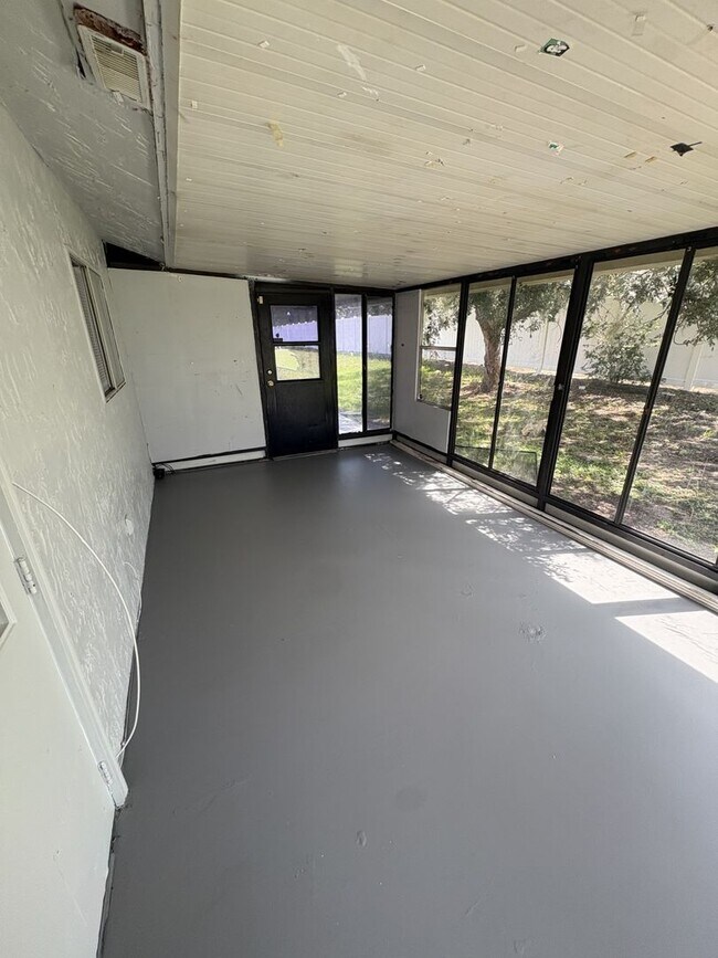 Building Photo - 539 E Rosewood Ln