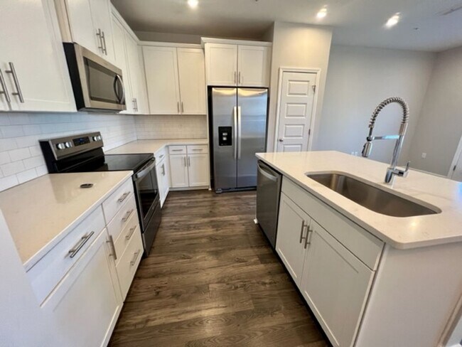 Building Photo - 3 Bed 2.5 Bath Townhome, Minutes from I-24 & The Avenue!