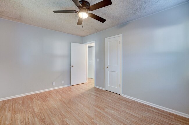 Building Photo - 4 Bedroom Available Now!