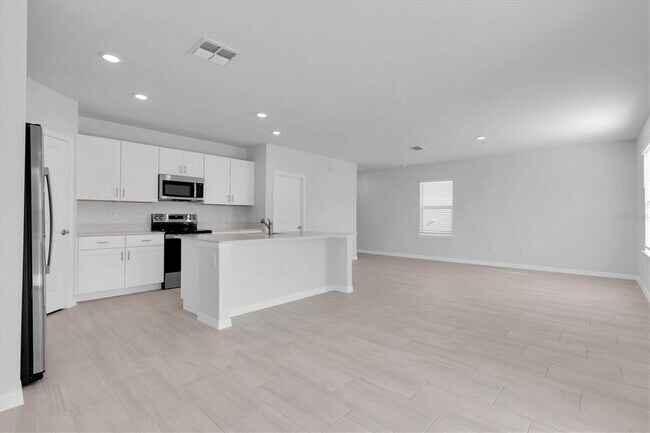 Building Photo - 17594 Pleasantview Blvd