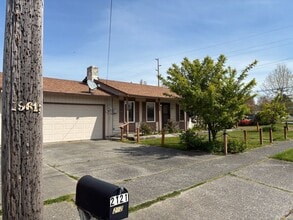 Building Photo - 2121 E Viewmont Dr