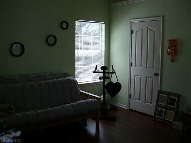 Building Photo - CHESAPEAKE UPDATED END-UNIT TOWNHOME