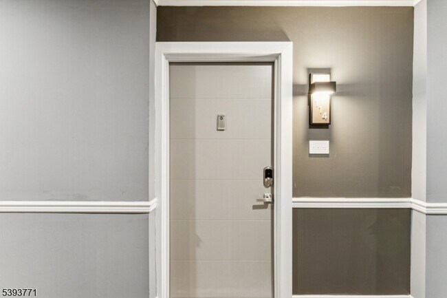 Building Photo - 140 W Webster Ave