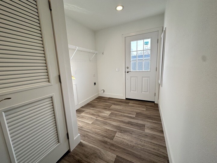 Building Photo - 7 Rainier St N