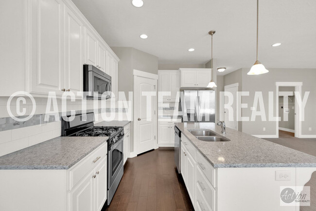 Building Photo - Row End Townhome in Orem!