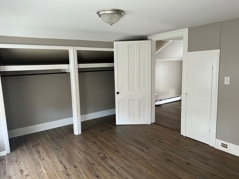 Building Photo - 420 William St