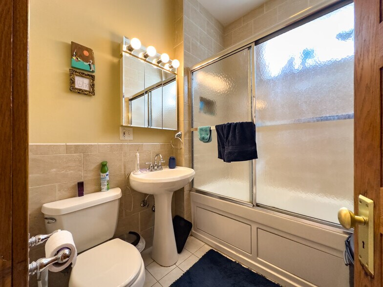 Building Photo - 2711 N Kimball Ave