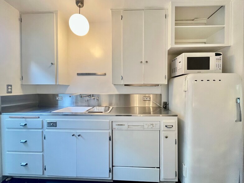 carefully restored vintage/period kitchen - 5205 Village Grn