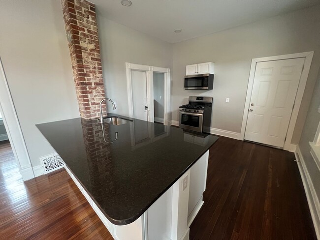 Building Photo - Fully Remodeled 2 Bed 1 Bath!!