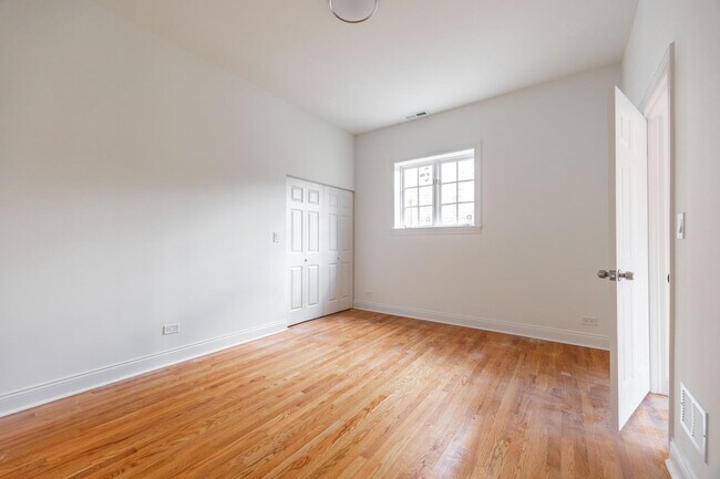 Building Photo - 3109 N Harding Ave