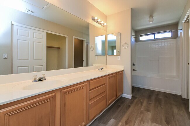 Building Photo - 8723 E Fox St