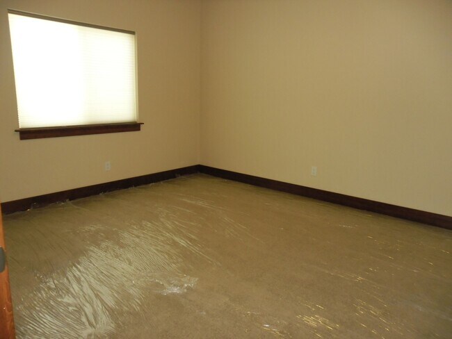 Building Photo - GOLF COURSE AREA HOME