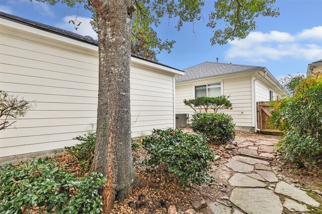 Building Photo - 20192 Alden's Oak