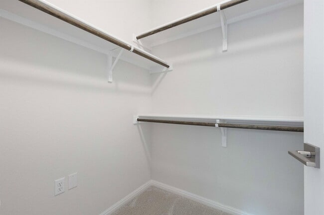 Building Photo - 924 Falkland Trace
