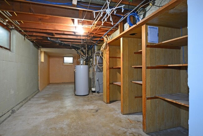 Building Photo - Spacious 4-Bed 1.5 Bath Home Available Now in Bloomington!